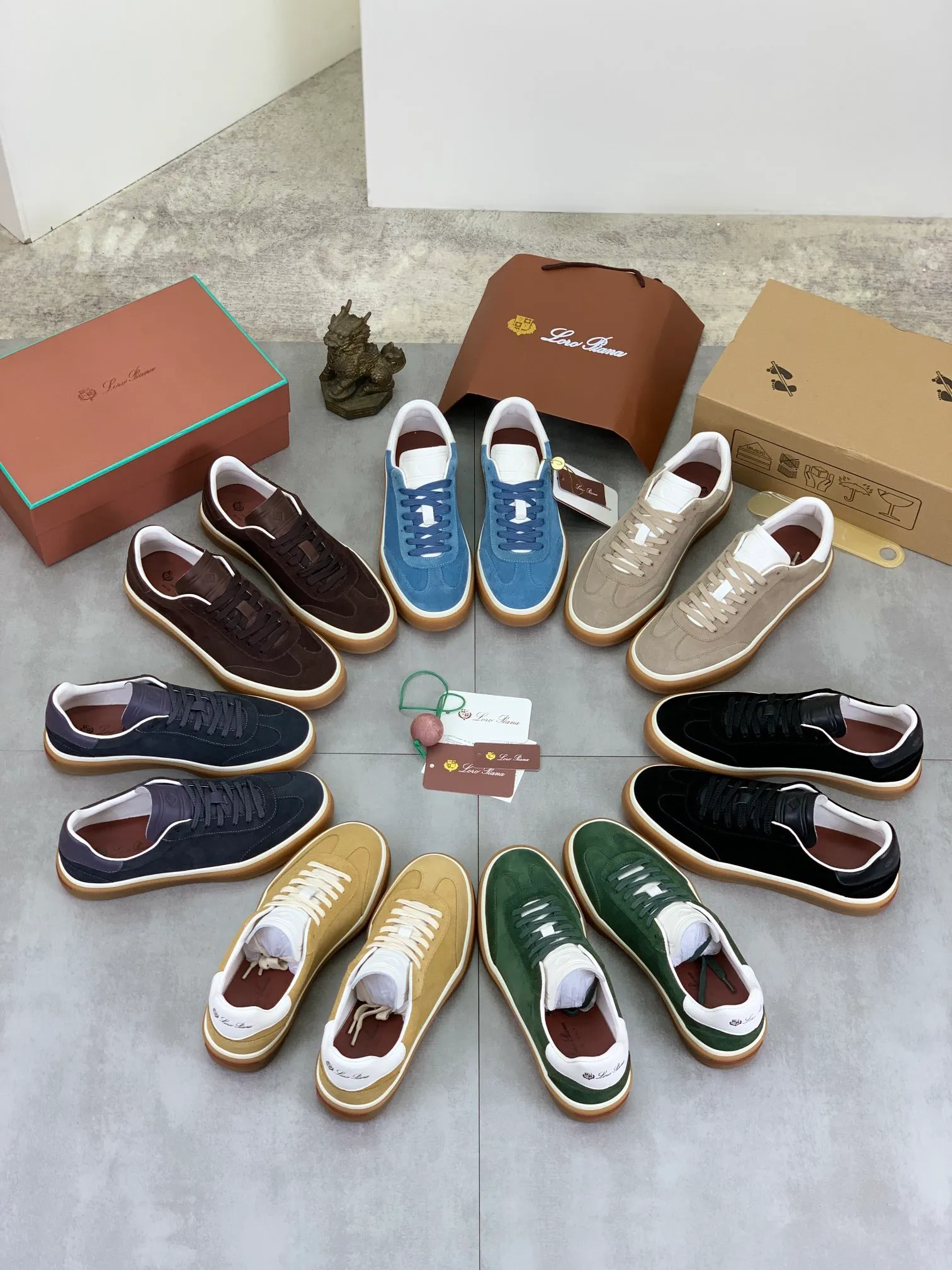 Men's Men's Shoes 💰P540 New 💰High Quality Loro Piana 💯Top Authentic Grade💯Buy the original 1:1 copy💯 Founded the existing Loro Piana company on April 24, 1924. It is now the sixth generation of family business, providing top quality products to customers who are discerning in taste and quality. Imported original fabrics, made of plain calfskin lining. Hand-sewn threads with cowhide feet. Original packaging. Size: 38-45. 7⃣️ colors available.